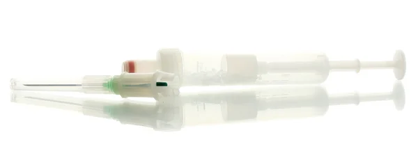 白で隔離される注射器 monovet — ストック写真