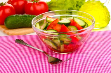 Taze salata, domates ve salatalık.