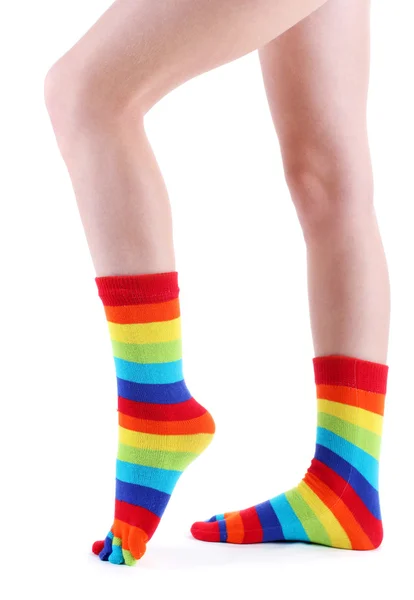 Γυναικεία πόδια σε πολύχρωμο ριγέ κάλτσες που απομονώνονται σε λευκό — Φωτογραφία Αρχείου