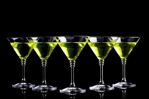 Gelber Cocktail in Martini-Gläsern isoliert auf schwarz — Stockfoto