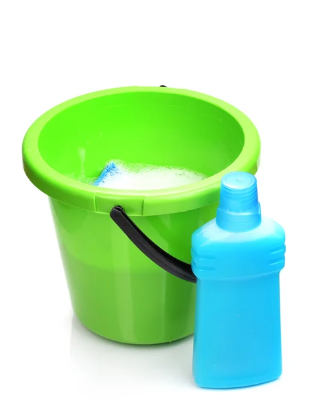 Kbelík s čisticím prostředkem na čištění, izolované na bílém — Stock fotografie