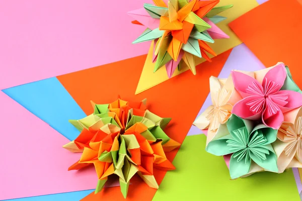 Colorido origami kusudamas sobre fondo de papel brillante —  Fotos de Stock
