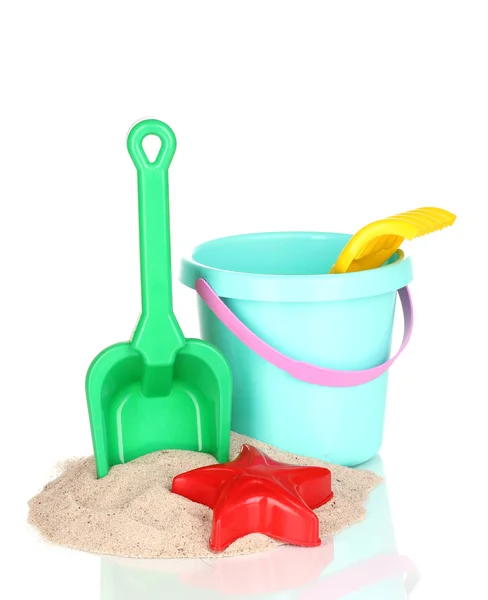 Giocattoli da spiaggia per bambini e sabbia isolata su bianco — Foto Stock