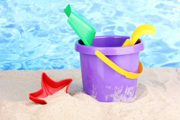 Strand kinderspeelgoed op zand op water achtergrond — Stockfoto
