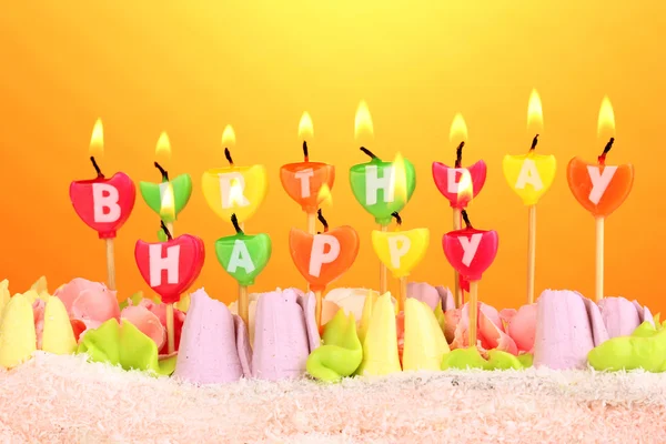 黄色の背景にキャンドルで誕生日ケーキ — ストック写真