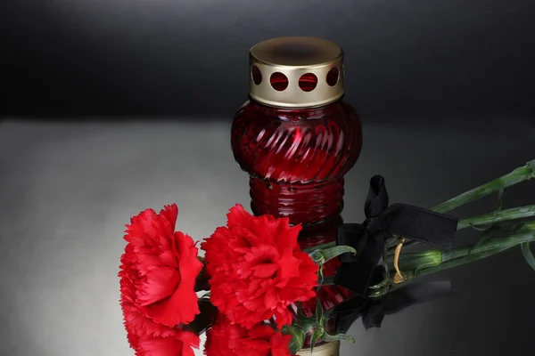 Memory lantern with candle, carnations and black ribbon on grey background — Stock Photo, Image