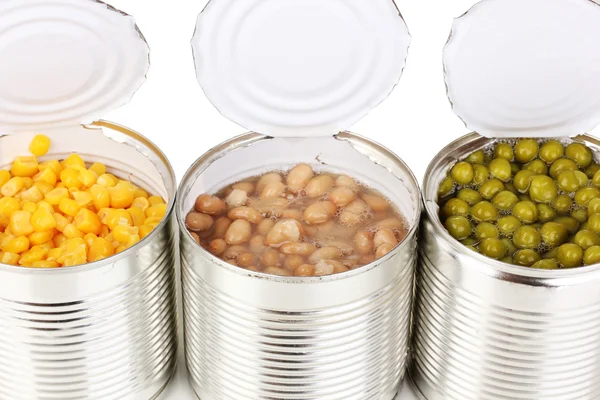 Nyitott konzervdobozok, kukorica, bab és borsó elszigetelt fehér — Stock Fotó