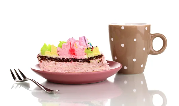 Romige taart en cup geïsoleerd op wit — Stockfoto