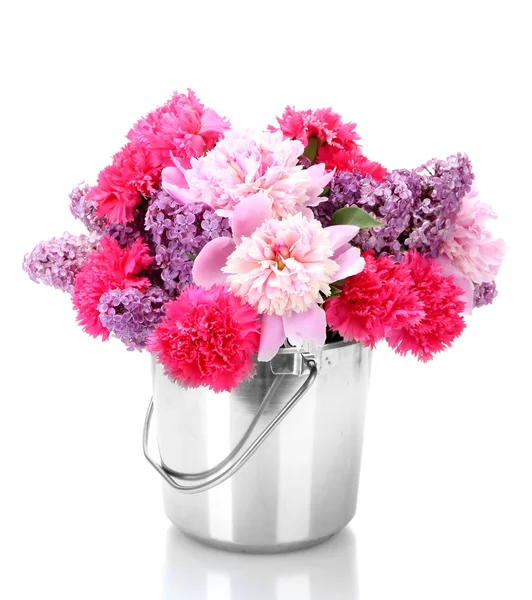 Belas flores de primavera em balde de metal isolado no branco — Fotografia de Stock