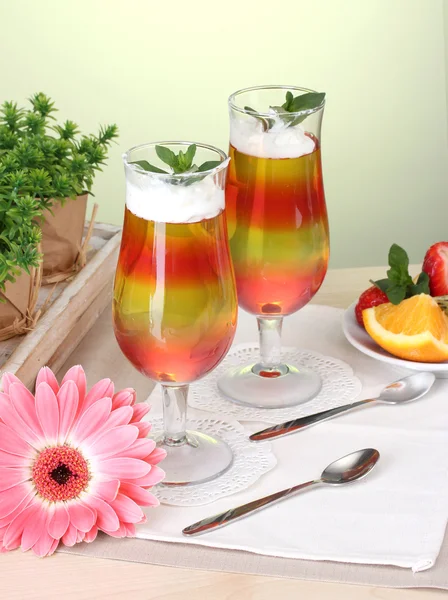 Fruchtgelee in Gläsern und Früchte auf dem Tisch im Café — Stockfoto