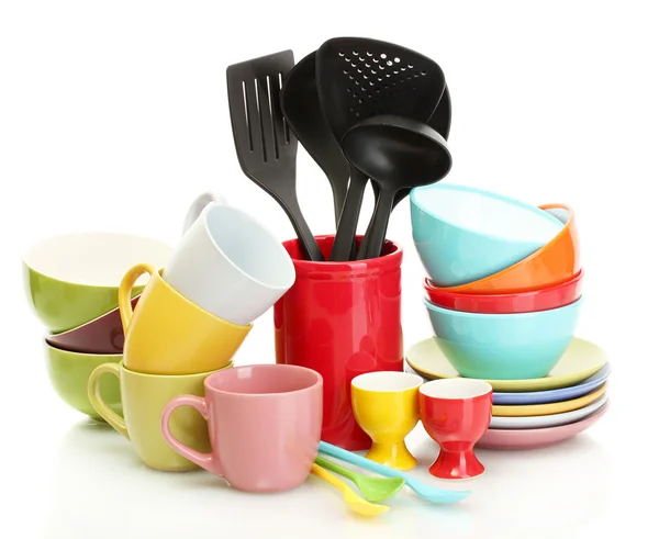 Parlak boş tabak, bardak ve mutfak eşyaları üzerinde beyaz izole — Stok fotoğraf