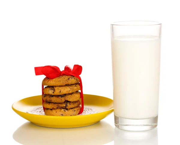 Стакан молока и печенья изолированы на белом — стоковое фото