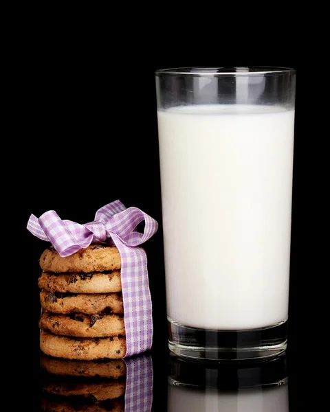 Copo de leite e biscoitos isolados em preto — Fotografia de Stock