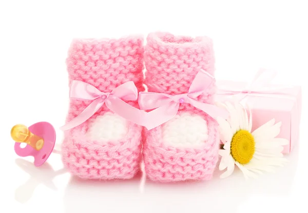 粉红宝宝靴子、 奶嘴、 礼物和孤立在白色的花 — 图库照片