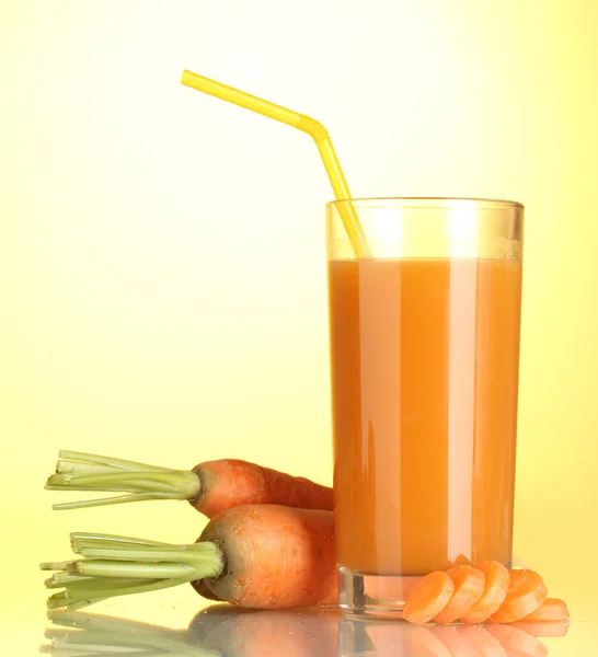 Ποτήρι χυμό καρότο σε κίτρινο φόντο — Φωτογραφία Αρχείου