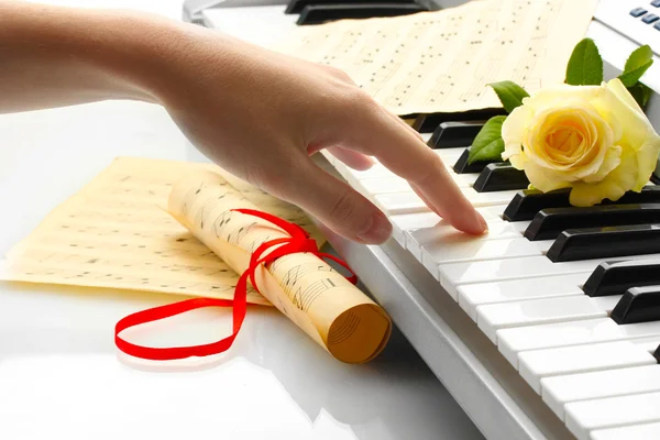 Hand of woman playing piano — Stock Photo, Image