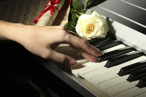 Mão de mulher jogando sintetizador — Fotografia de Stock