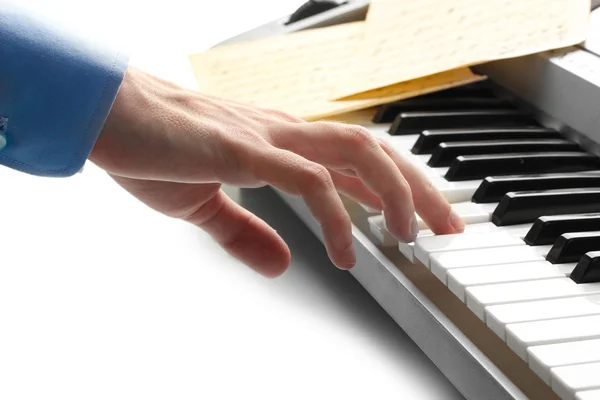 Рука людини грає на піаніно — стокове фото