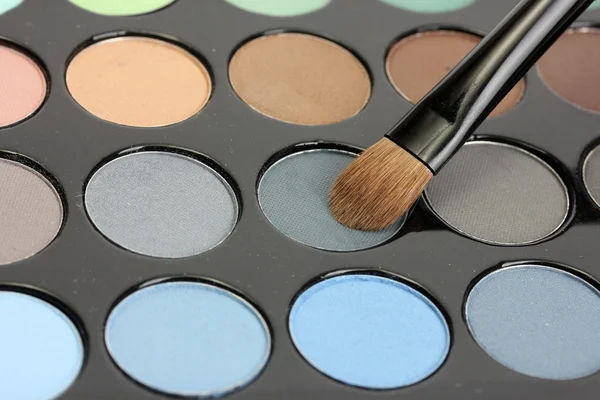 Shadow kit med borste för make-up — Stockfoto