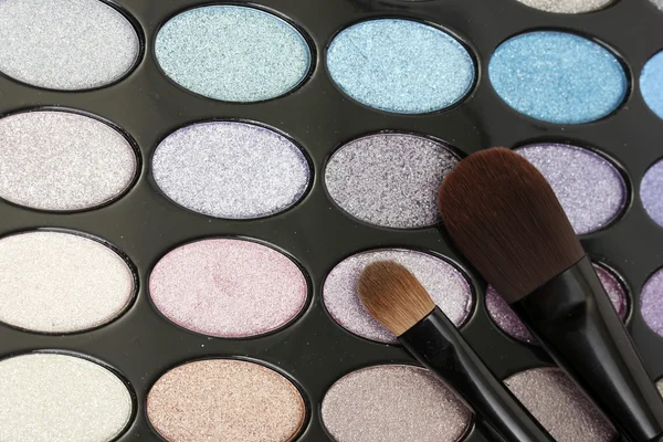 Kit de sombras con cepillos para maquillaje —  Fotos de Stock