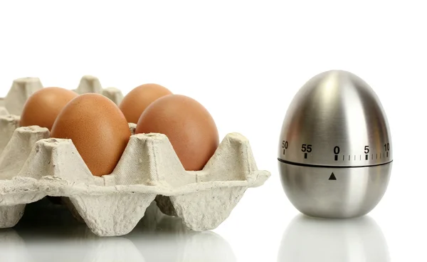 Uova in scatola e timer isolato su bianco — Foto Stock