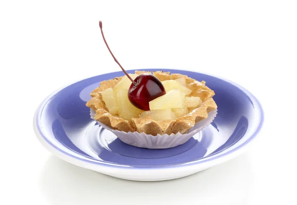 Süße Torte mit Früchten auf Untertasse isoliert auf weiß — Stockfoto