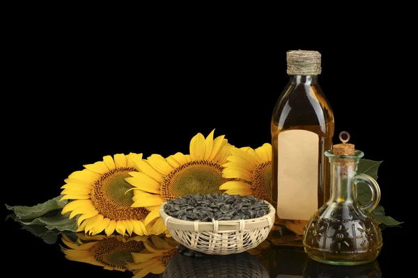 Sonnenblumenöl und Sonnenblume isoliert auf schwarz — Stockfoto