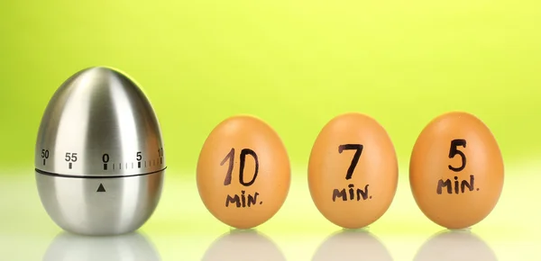 Timer uova e uova su sfondo verde — Foto Stock