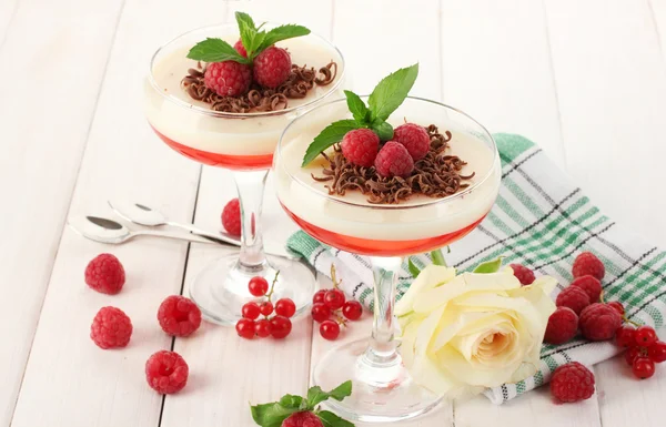 Frukt gelé med bär i glas på träbord — Stockfoto