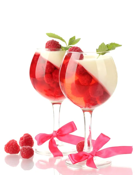 Gelatina de frutas en vasos con frambuesas aisladas en blanco —  Fotos de Stock