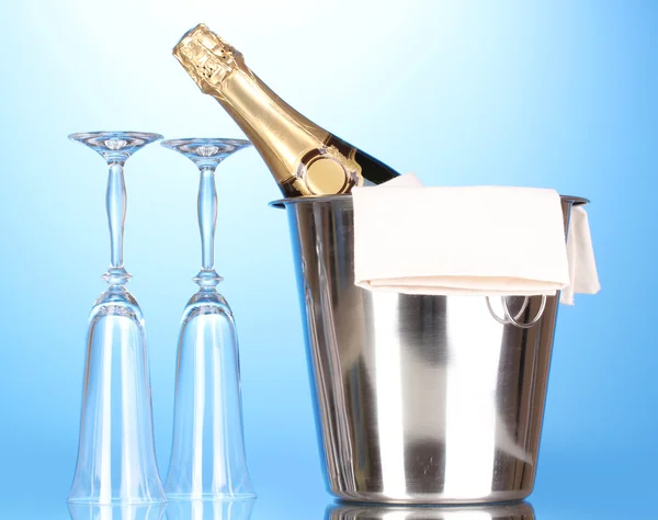 氷と青色の背景色のメガネでバケツでシャンパン ボトル — ストック写真
