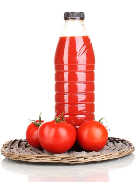 Tomatensaft in der Flasche auf Weidenmatte isoliert auf weiß — Stockfoto