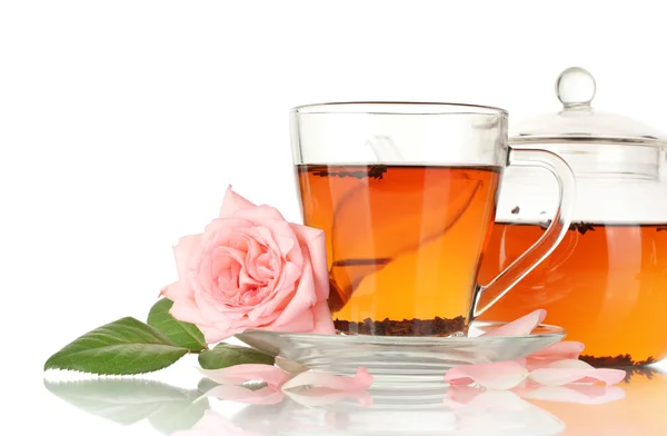 Bule e xícara de chá com rosa isolada em branco — Fotografia de Stock