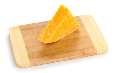 Peynirli kesme tahtası üzerinde beyaz izole