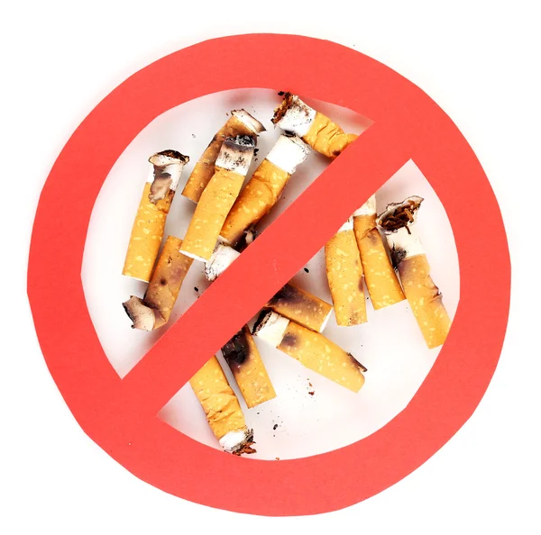 Colillas de cigarrillos con signo de prohibición aislado en blanco — Foto de Stock