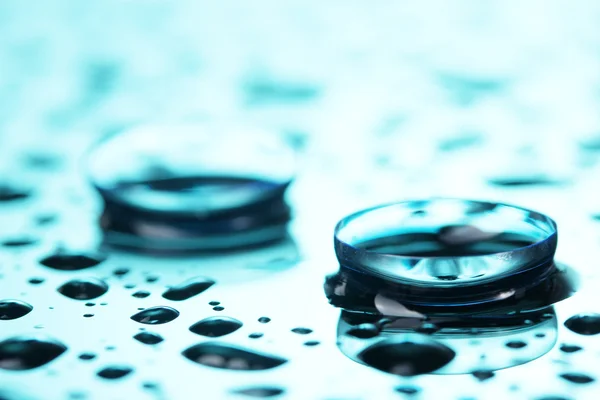 Kontaktlinser med droppar på blå bakgrund — Stockfoto