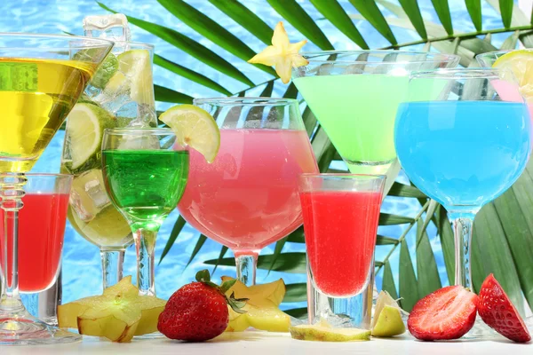 Verres cocktails sur table sur fond bleu mer — Photo