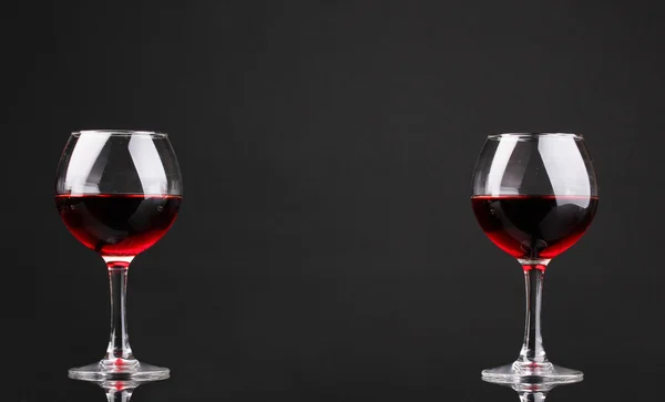 Occhiali da vino isolati su nero — Foto Stock