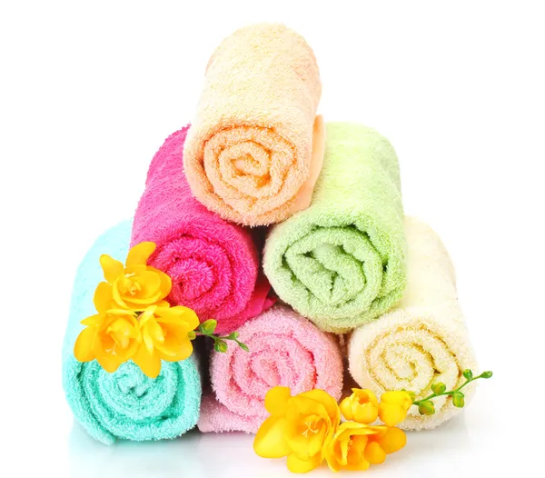 Barevné ručníky a květiny izolovaných na bílém — Stock fotografie
