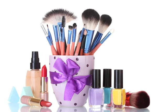 Make-up børster i kop og kosmetik isoleret på hvid - Stock-foto