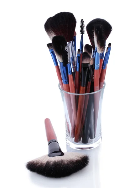 Make-up penslar i glas cup isolerad på vit — Stockfoto