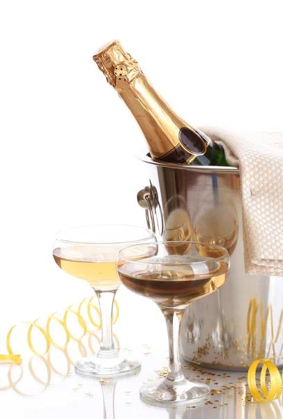 Láhev šampaňského v kbelík s ledem a sklenic šampaňského, izolované na bílém — Stock fotografie