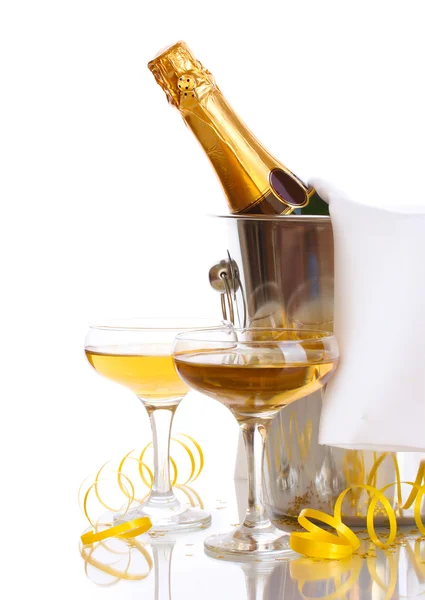 Champagneflaska i hink med is och glas champagne, isolerad på vit — Stockfoto