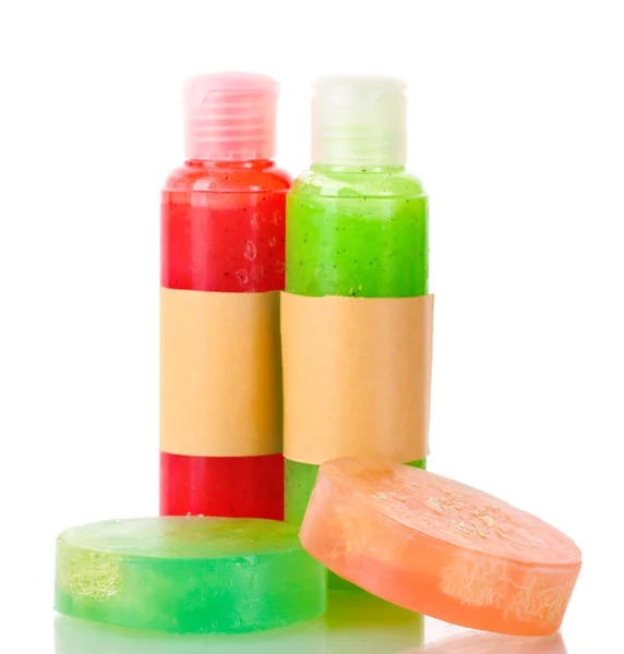 Bottiglie con scrub e saponi isolati su bianco — Foto Stock