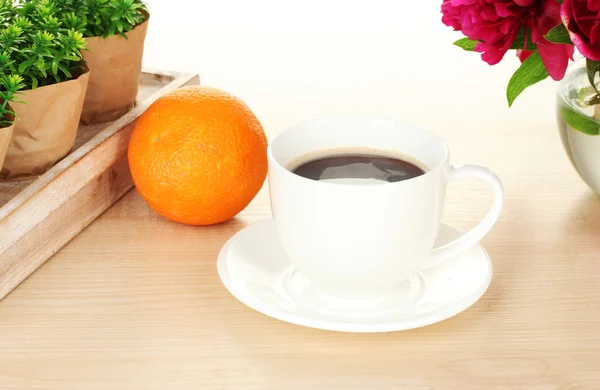 喝杯咖啡、 橙和咖啡馆中的表上的花朵 — 图库照片