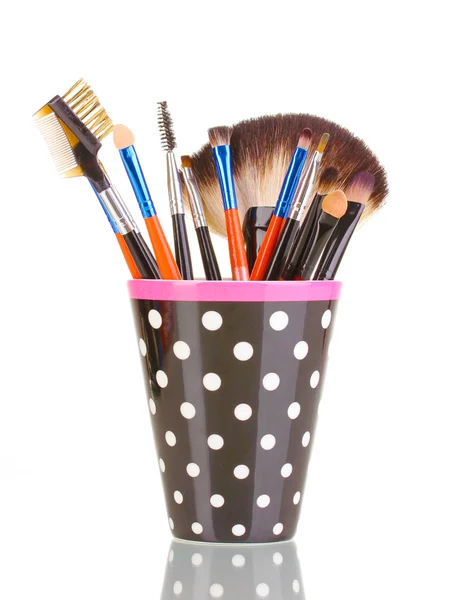 Make-up štětce v černém puntíková cup izolované na bílém — Stock fotografie