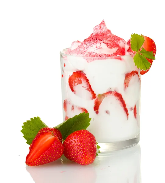 Смачний йогурт в склянці і полуниці ізольовані на білому — стокове фото