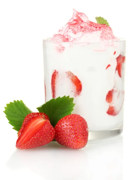 Chutné jogurt v skla a jahody izolovaných na bílém — Stock fotografie