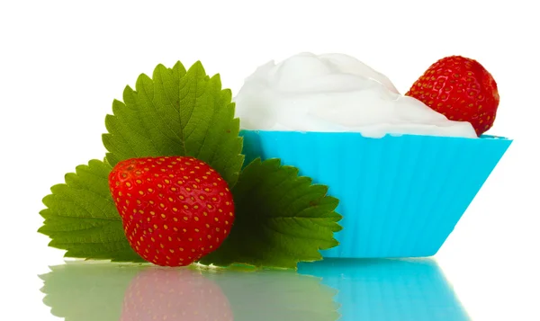 白で隔離されるクリームとイチゴのデザート — ストック写真