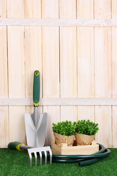 Herramientas de jardinería sobre fondo de madera — Foto de Stock